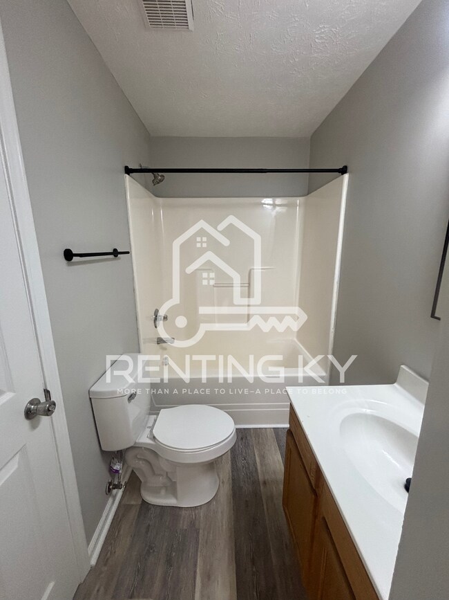 Building Photo - Newly Renovated 3-Bed, 1.5-Bath Townhome with Garage!