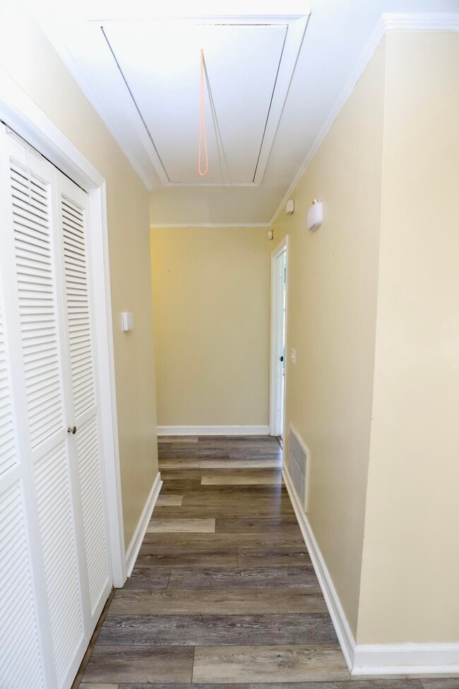 Building Photo - 549 Pringle Dr