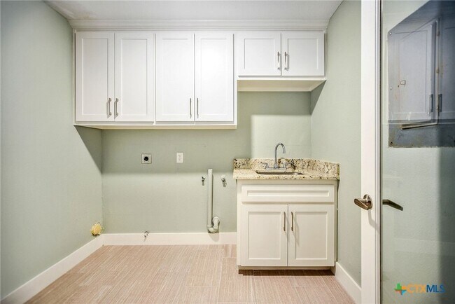 Building Photo - 8 Las Brisas Pl