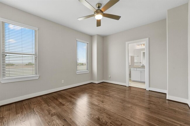 Building Photo - 5815 E Post Oak Ln