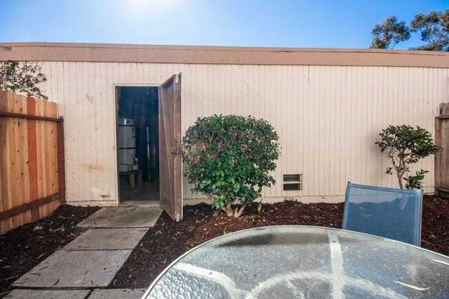 Building Photo - Spacious 3BR Condo with Pool View in Tangl...