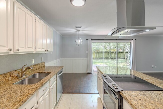 Building Photo - 6 Basal Briar Ct