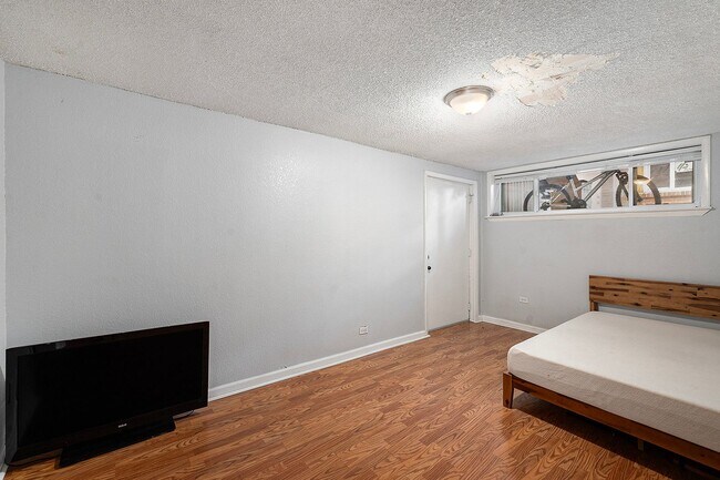 Building Photo - 2 Bedroom, 1 Bath Garden Level Unit in Park Hill