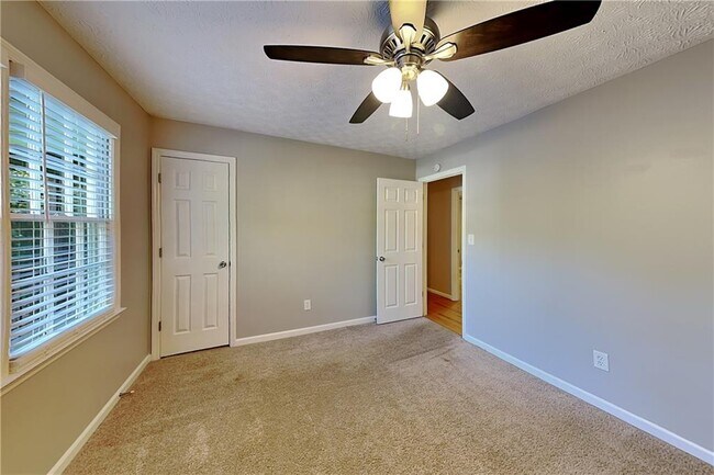 Building Photo - 5225 Shadow Wood Dr