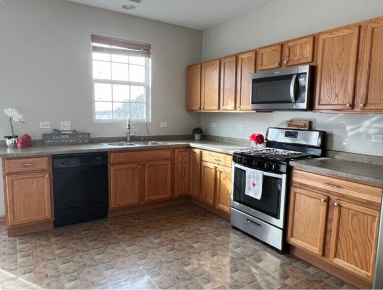 Building Photo - 2251 Beresford Dr