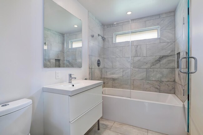 Building Photo - 1448 N Beverly Dr