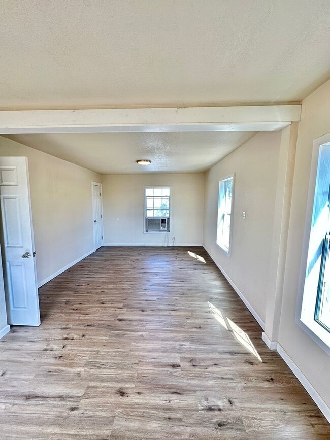 Building Photo - COMING AUGUST 2025 - Remodeled 1 Bedroom A...