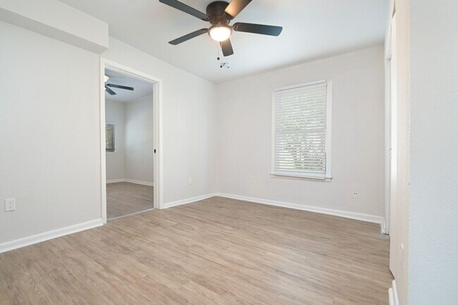 Building Photo - UPDATED WILLOW PARK 3-BEDROOM