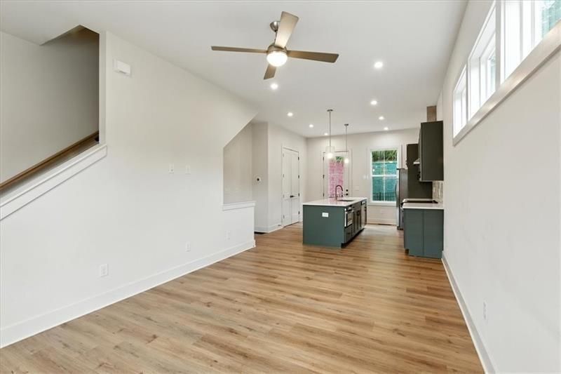 Building Photo - 170 Color Cir