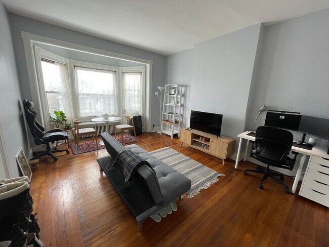 Building Photo - Bright & Spacious 1-Bedroom Apartment Perfect for Students | Heat & Hot Water Included | Near Cen...