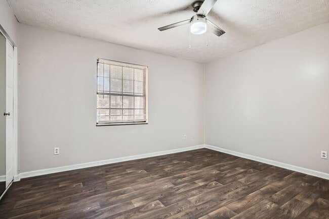 Building Photo - Charming 2-Bedroom Town Home for Rent in M...