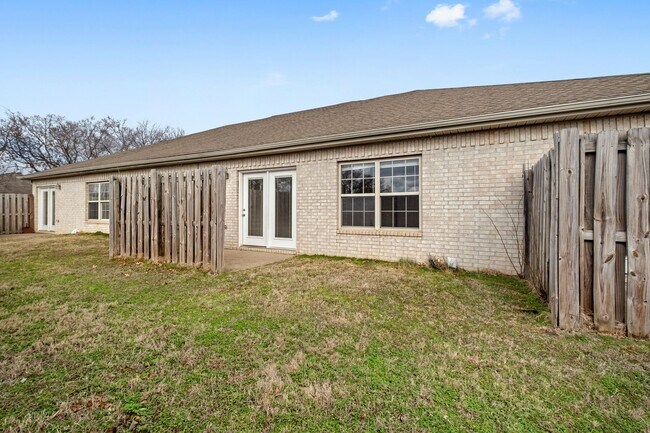 Building Photo - 1270 N Trinity Dr