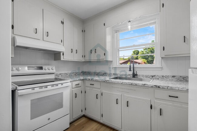 Building Photo - 3-Bedroom (1.5 Baths) Fully Renovated Rental Home in a PRIME Location! Only 6 minutes to Downtown...