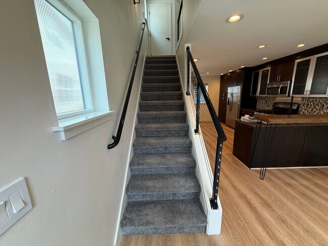Building Photo - Modern Townhome Just One Block from Green ...