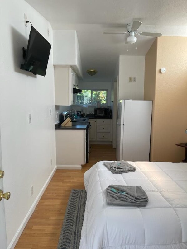 Building Photo - 3345 Lakeshore Blvd