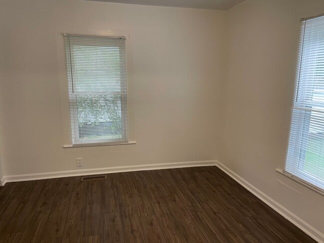 Building Photo - Adorable 1BR Home with Office/Den