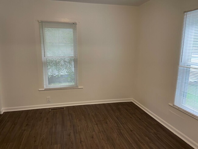 Building Photo - Adorable 2BR Home with Rocking Chair Front...