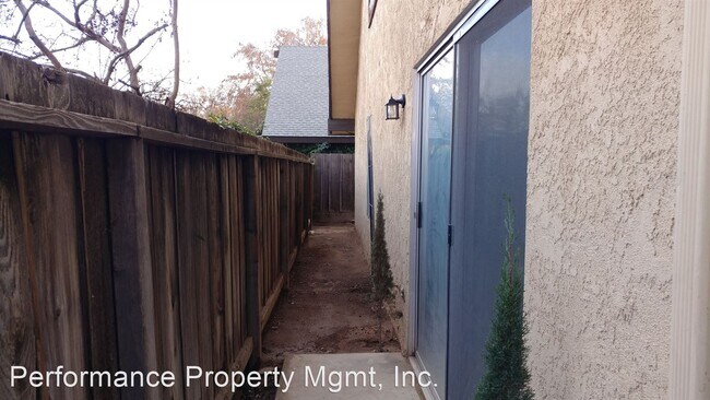 Building Photo - 3 br, 1 bath House - 76 W. Sierra Ave #108