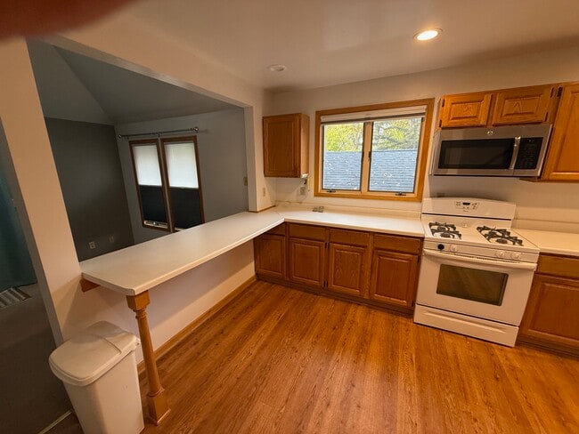 Building Photo - 709 Manor Dr