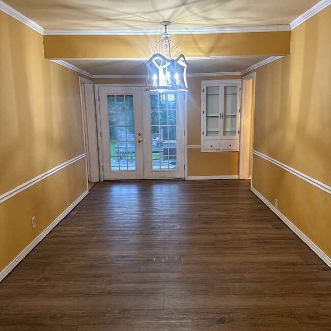 Building Photo - 209 N Pinecrest Dr