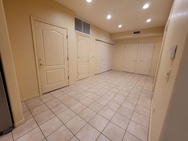 Building Photo - 12608 Mountainside Dr