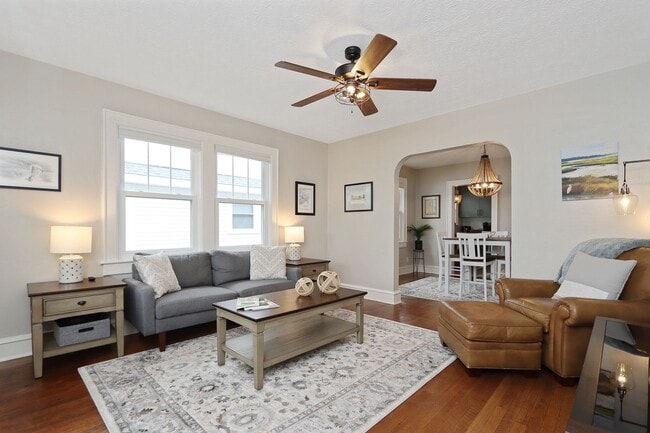 Building Photo - 215 E Cummings Ave