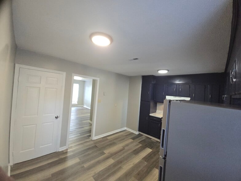 Building Photo - 1307 W Meadowview Rd