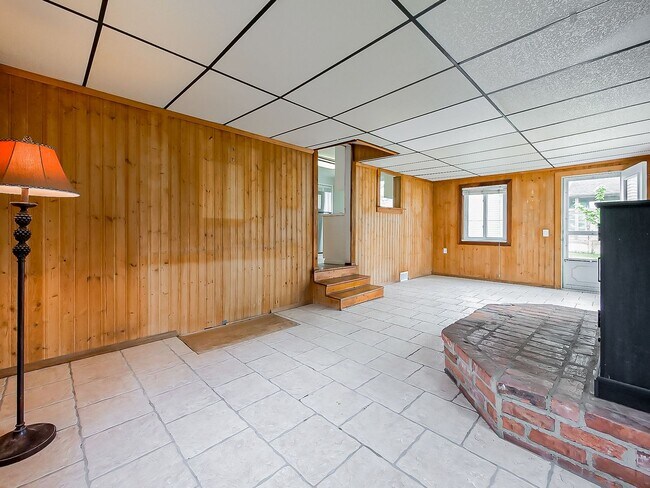 Building Photo - Welcome to this beautiful 2 bedroom, 1 bat...
