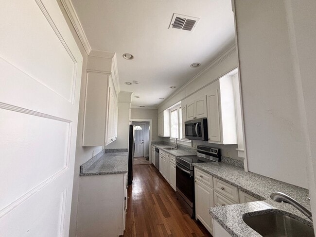 Building Photo - Bungalow in Rosewood