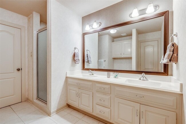 Building Photo - 13911 Royal Springs Ct