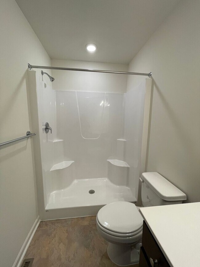 Building Photo - Like New Two Master Suite Apartment Townhouse