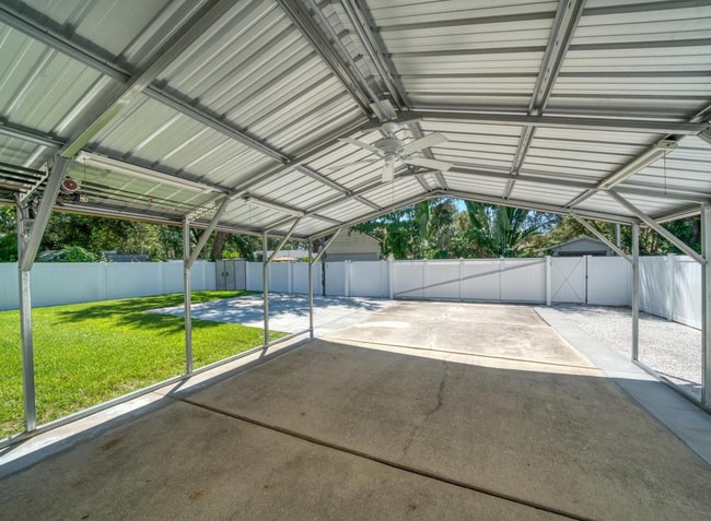 Building Photo - Updated 2/2/1 Home in Northeast St. Petersburg!