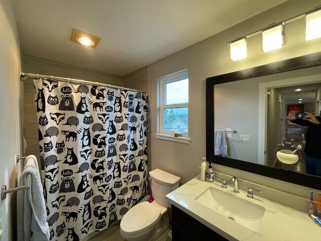 Building Photo - Spacious Corner-Lot Home 4 bed 3 bath – Gr...