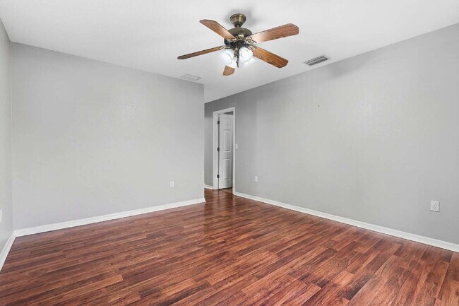Building Photo - Updated 3BR Home with Fenced Backyard & Great Kitchen