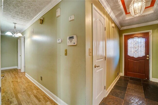 Building Photo - 648 Cativo Dr SW