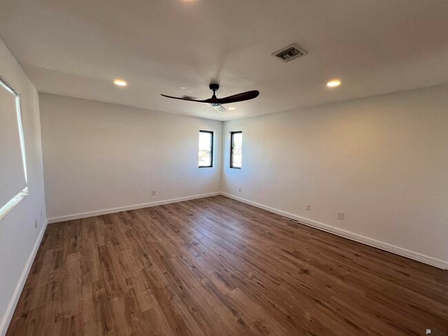 Building Photo - 995 W 35th St