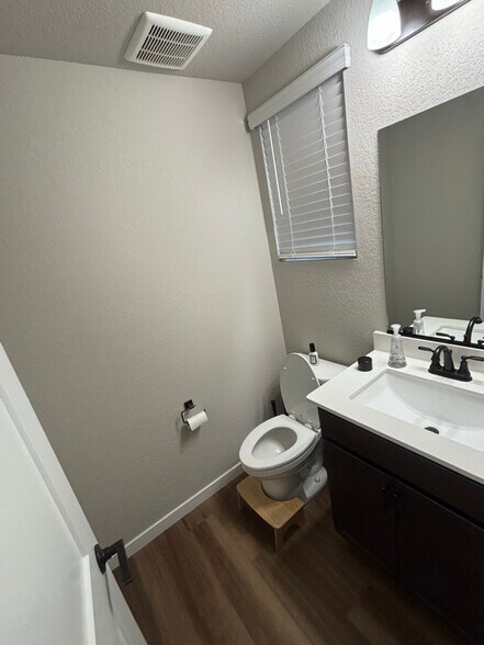 Building Photo - 351 Blanket Flower St