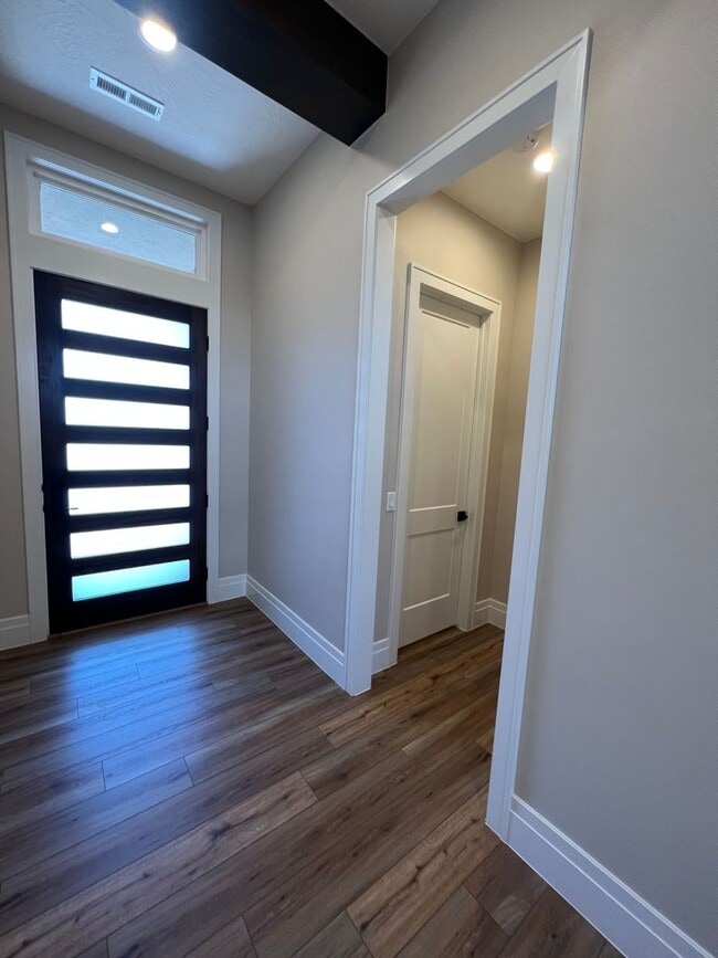 Building Photo - Beautiful 4 Bedroom, 4 Bathroom Home in Th...