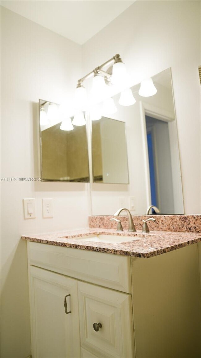 Building Photo - 9023 SW 113th Pl Cir W