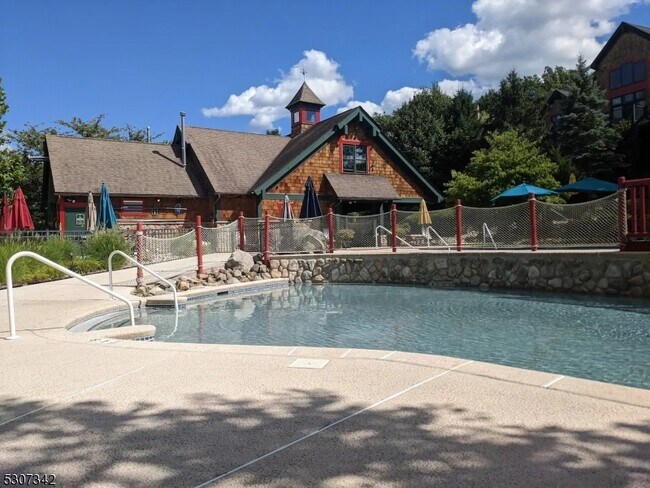 Building Photo - 3-13 Maple Cres