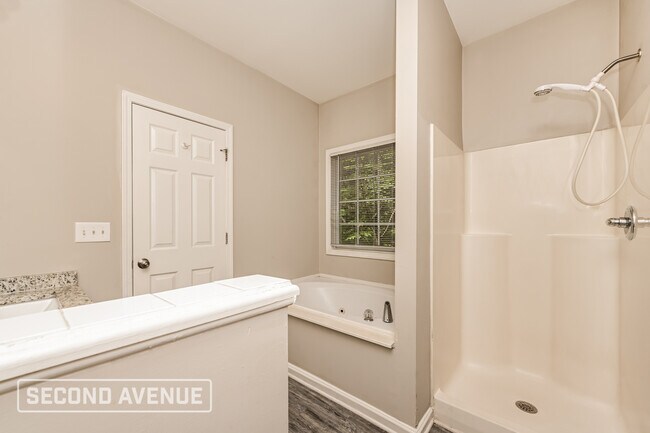 Building Photo - 225 Riverbend Dr