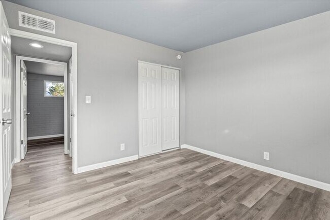 Building Photo - Great Eastside Home!