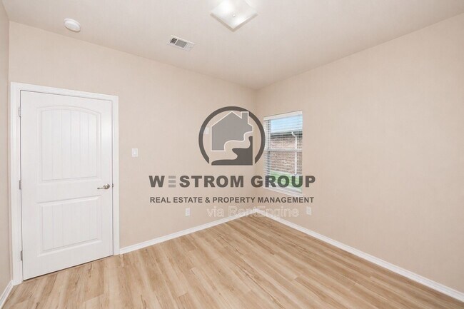 Building Photo - 3121 Hornbeam St