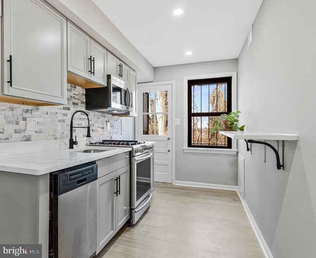 Primary Photo - 4970-4972-4972 Just St NE