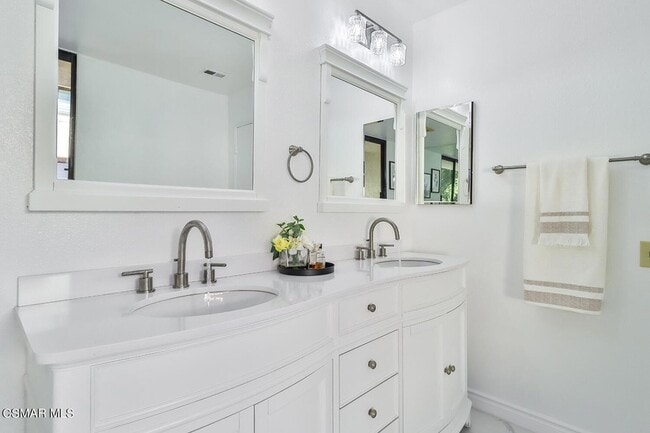 Building Photo - 4082 Avenida Verano