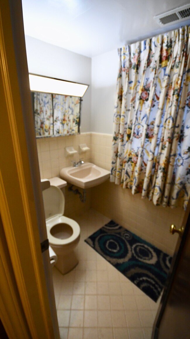 Building Photo - 5755 Doncaster Dr