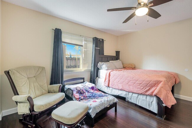 Building Photo - 6824 SW 5th St