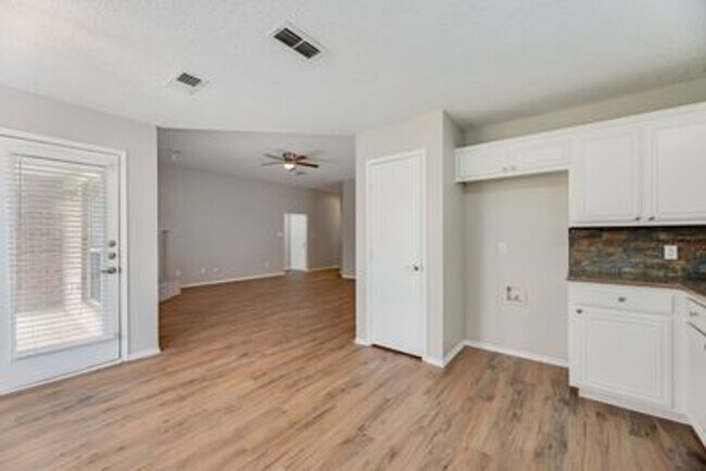 Building Photo - Beautiful newly redone single story home i...