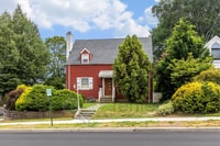 Building Photo - Bright 2BR/1BA Apartment with Private Entr...