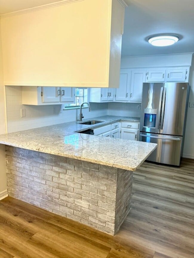 Building Photo - Corner Lot Brick Huntleigh Woods